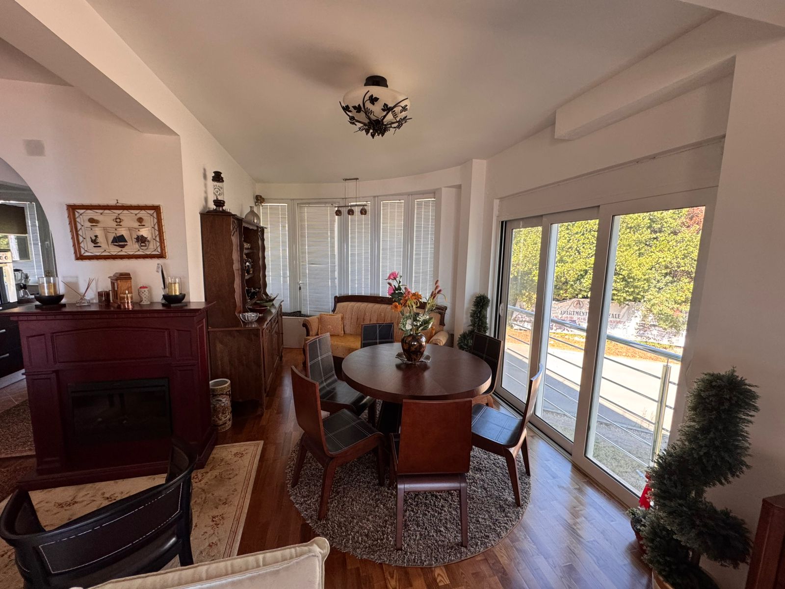 Elegant dining space in Ulcinj with panoramic windows, stylish furnishings, ideal investment&mdash;see more at immobilien.ekosphere.me by ekosphere doo.