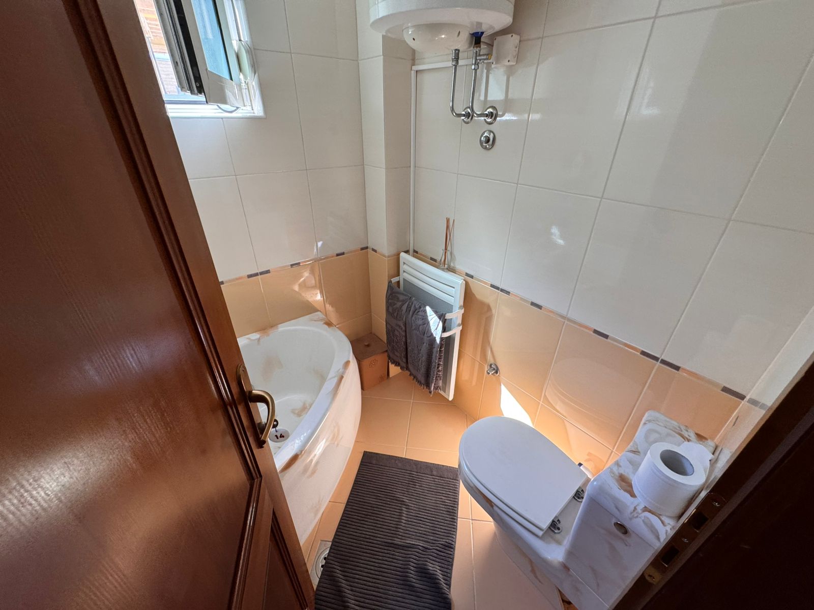 Contemporary Ulcinj bathroom with corner tub, window lighting, modern fittings; invest in Montenegro at immobilien.ekosphere.me by ekosphere doo.