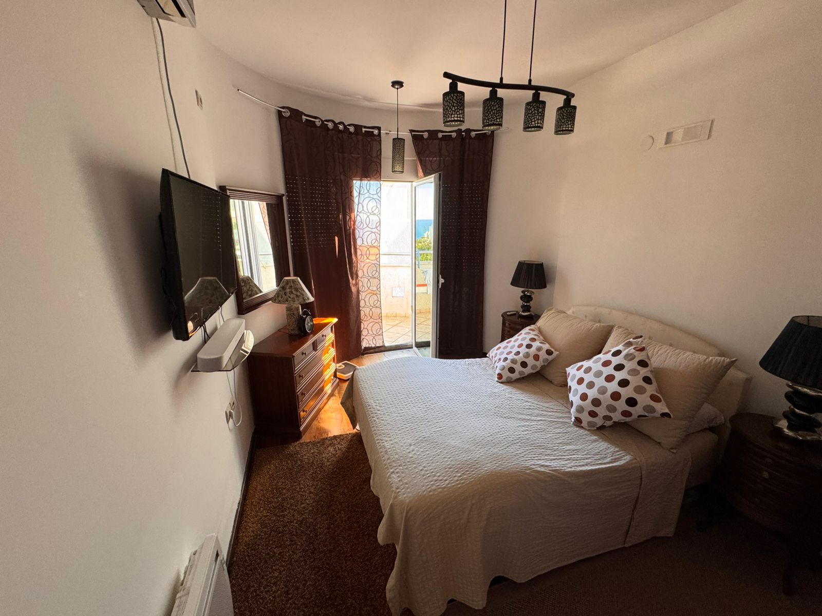 Sunlit Ulcinj bedroom: double bed, modern decor, balcony access&mdash;premium Montenegro property. Exclusive at immobilien.ekosphere.me by ekosphere doo.