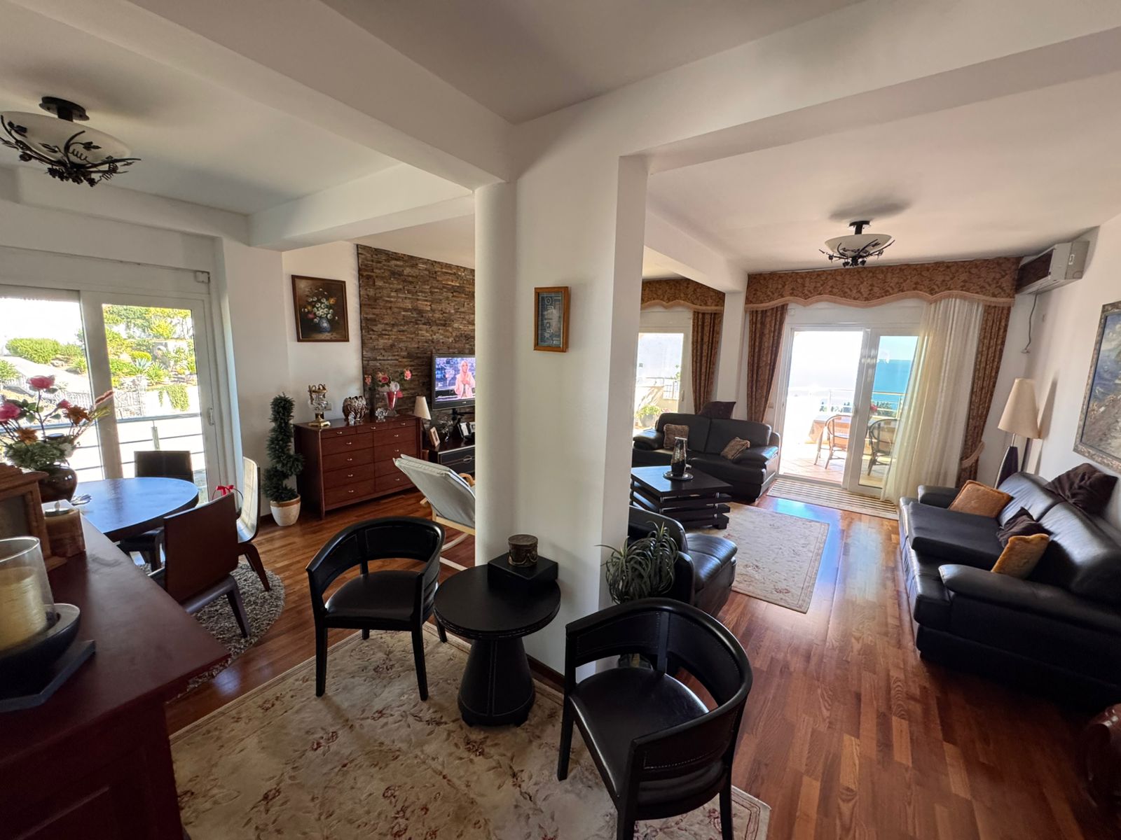 Elegant open-plan living and dining space with sea-view balcony, premium finishes&mdash;ideal Ulcinj investment via immobilien.ekosphere.me by ekosphere doo.