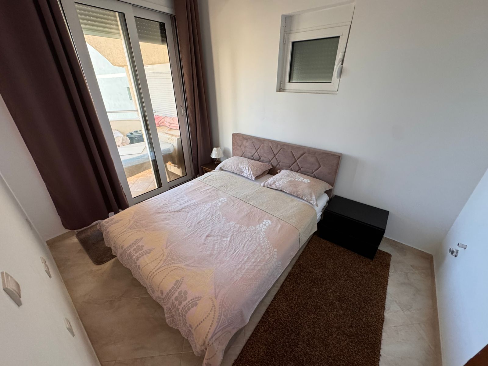 Bright Ulcinj bedroom with a double bed, modern decor, ample natural light&mdash;exclusive real estate at immobilien.ekosphere.me by ekosphere doo.