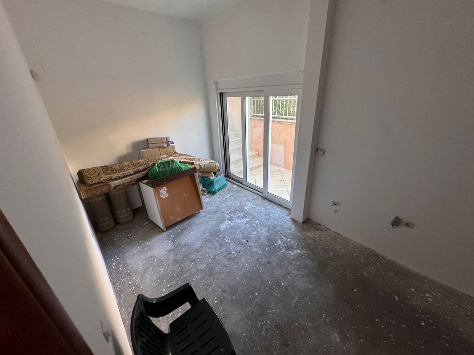 Spacious, versatile room in Ulcinj with concrete floors and outdoor access&mdash;ideal for investors. Discover more at immobilien.ekosphere.me by ekosphere doo.