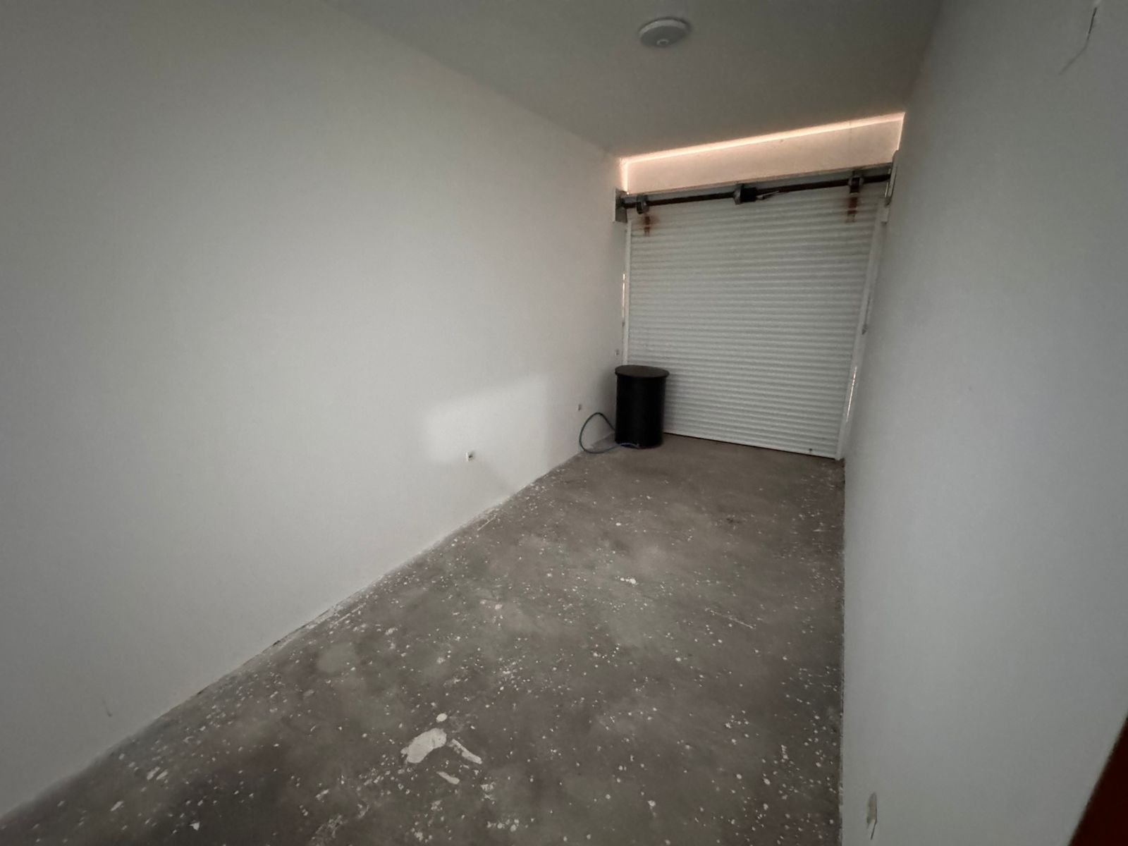 Modern, secure garage in Ulcinj, Montenegro&mdash;ideal investment. Clean, lit space with concrete floor; see more on immobilien.ekosphere.me by ekosphere doo.