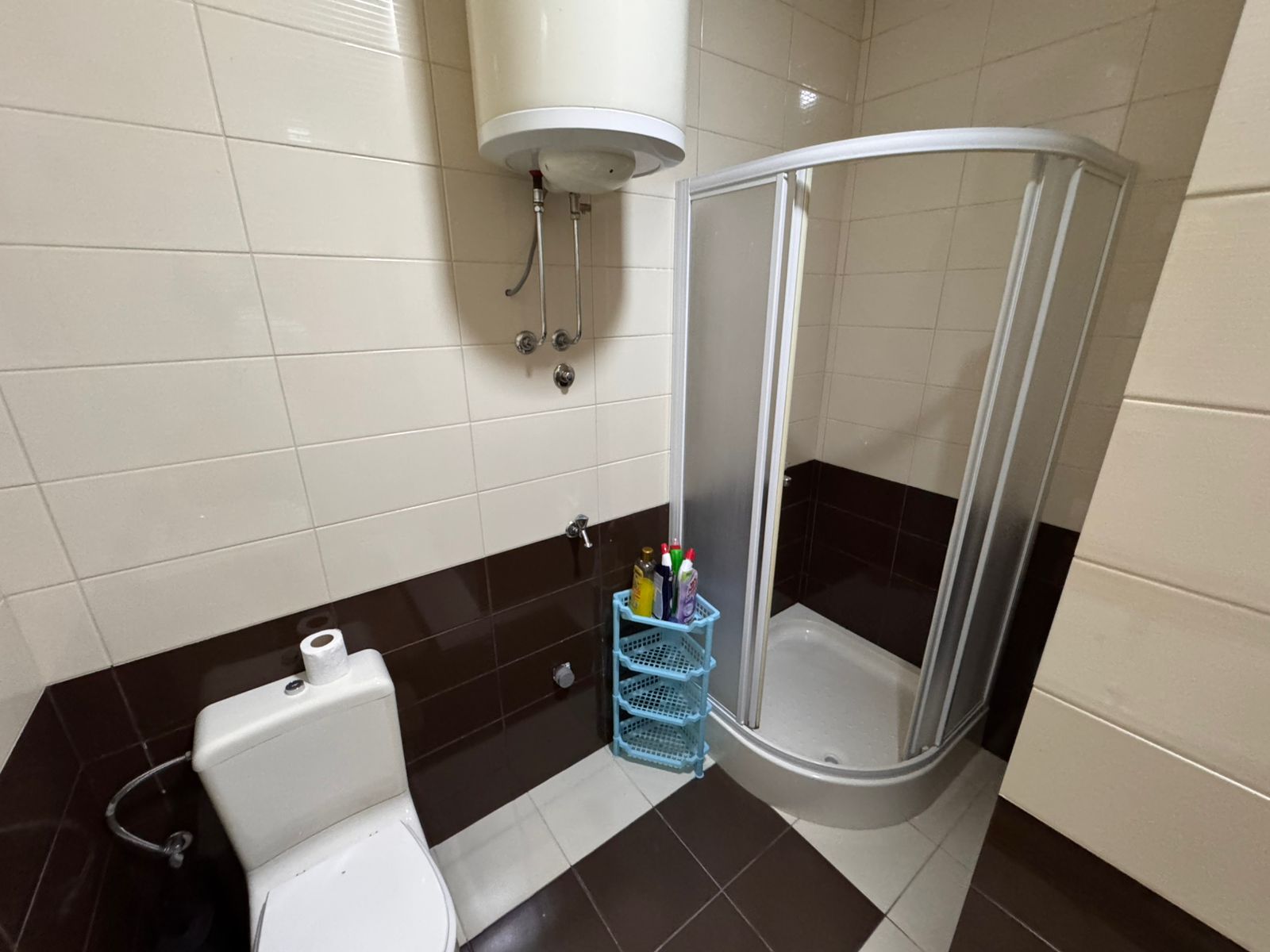 Modern bathroom featuring a glass corner shower, quality tiling, and essential amenities&mdash;prime Ulcinj investment via immobilien.ekosphere.me.