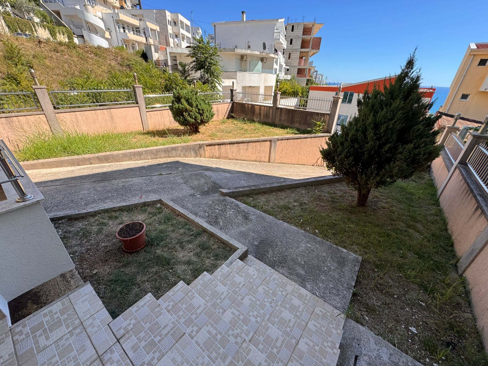 Charming Ulcinj property: private yard, green spaces, walkway, and secure fencing. Exclusive listing by immobilien.ekosphere.me (ekosphere doo).