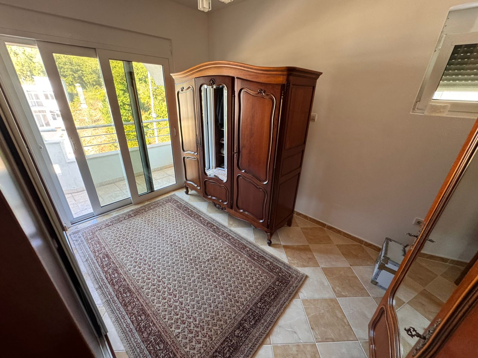 Charming Ulcinj apartment with spacious wardrobe, tiled floors, balcony views & natural light&mdash;exclusive at immobilien.ekosphere.me by ekosphere doo.