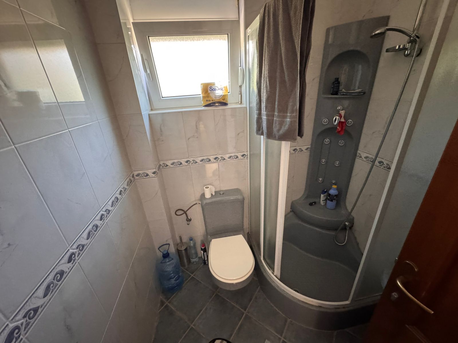 Modern, well-equipped small bathroom in Ulcinj, ideal for investment. Featured on immobilien.ekosphere.me by ekosphere doo.