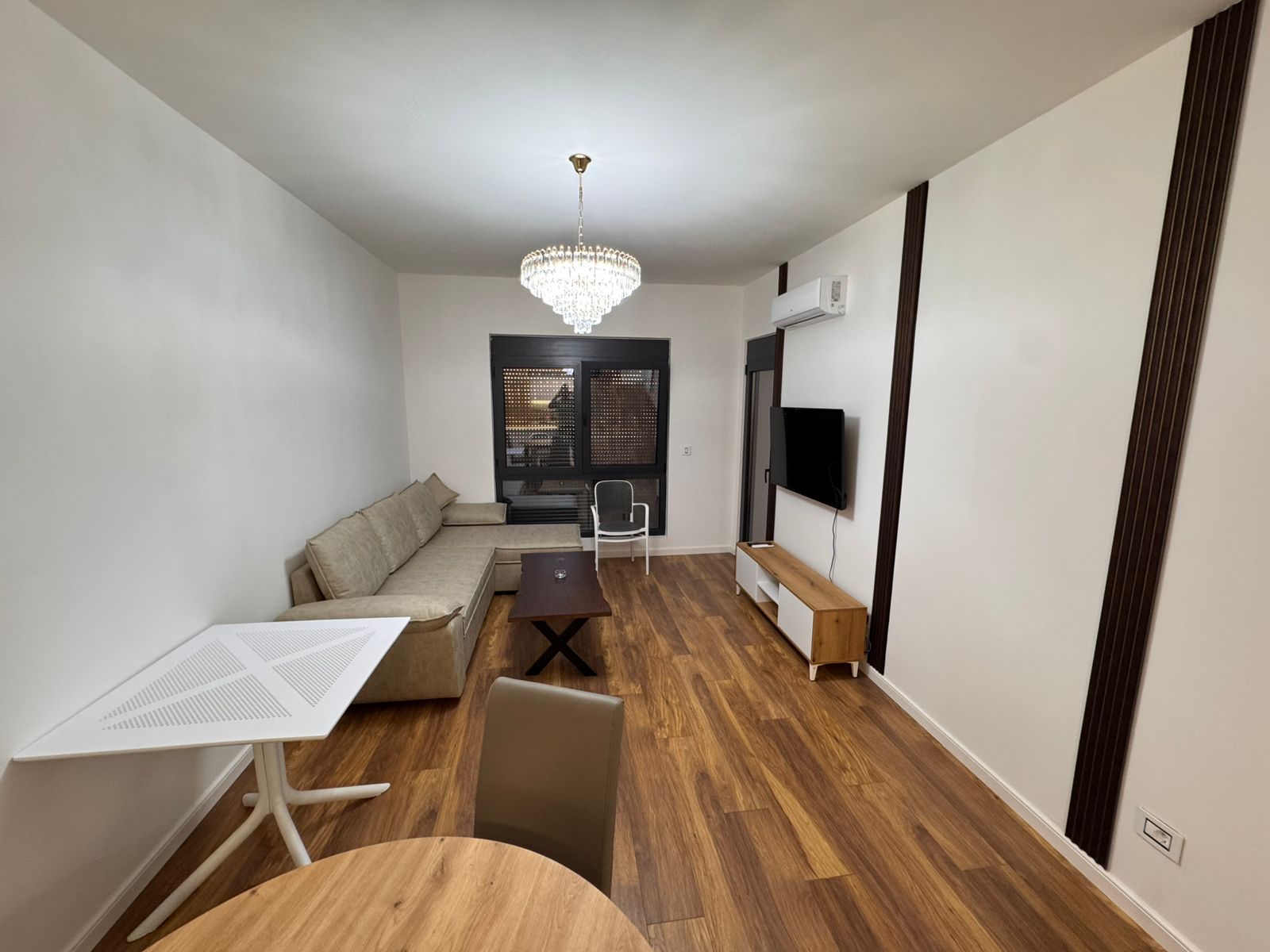 Elegant Ulcinj apartment: modern living room, wood floors, AC, dining area. Invest in Montenegro at immobilien.ekosphere.me by ekosphere doo. Elegant Ulcinj apartment: modern living room, wood floors, AC, dining area. Invest in Montenegro at immobilien.ekosphere.me by ekosphere doo.