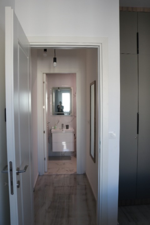 Elegant Ulcinj property: Bright hallway with modern bathroom, quality fixtures, spacious wardrobe. Exclusive on immobilien.ekosphere.me by ekosphere doo.