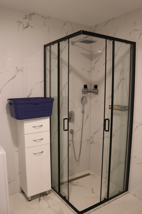 Discover a stylish Ulcinj bathroom with marble walls, glass shower, premium fixtures&mdash;exclusive at immobilien.ekosphere.me by ekosphere doo.