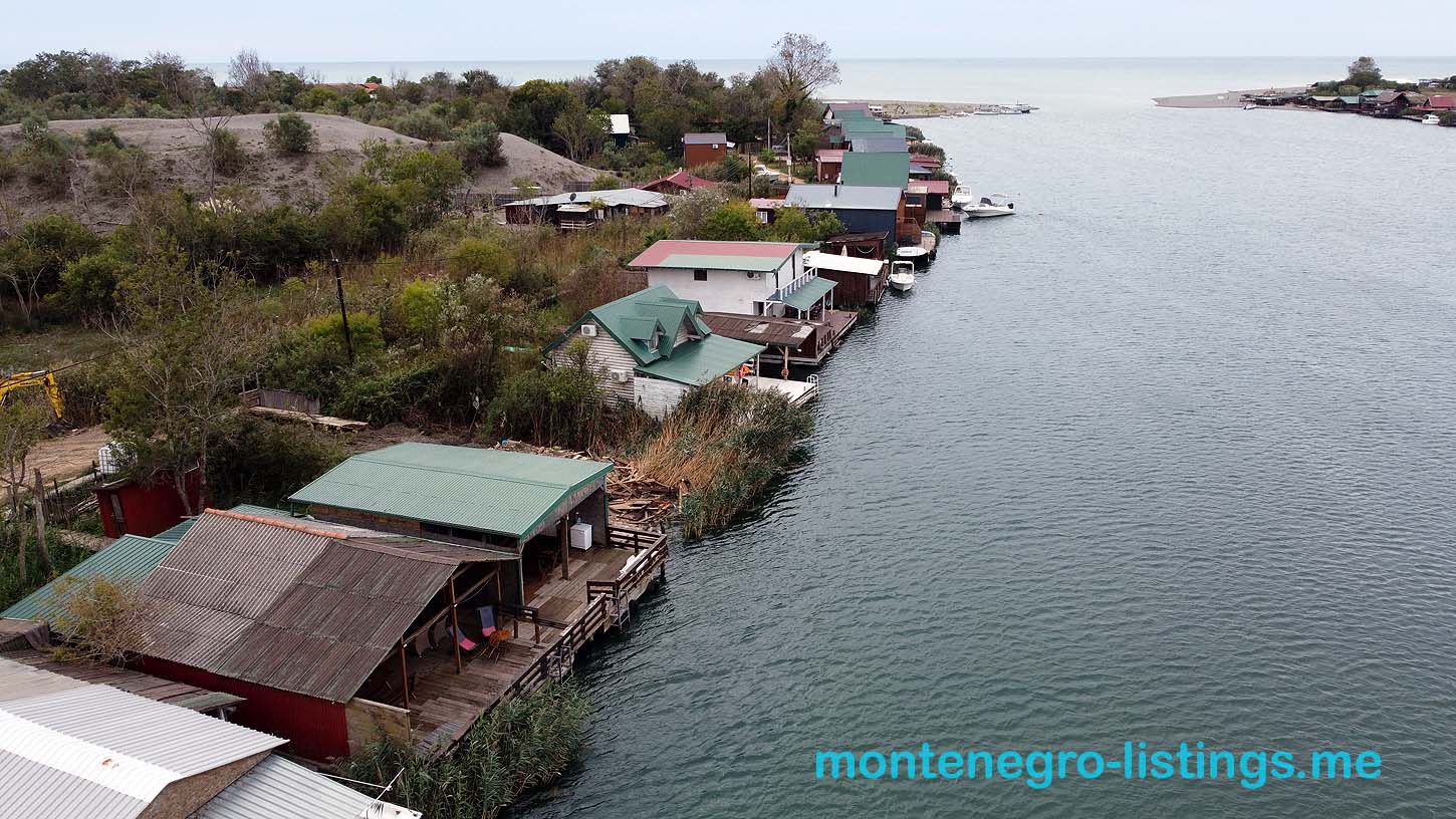 Waterfront homes with private docks on a scenic canal in Ulcinj. Investment gem on immobilien.ekosphere.me by ekosphere doo.
