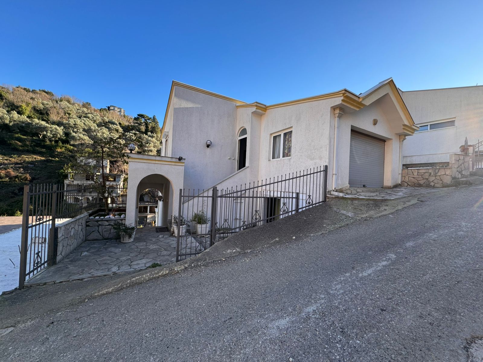 Charming white single-story home in Ulcinj, Montenegro, with patio, garage, gated entry&mdash;prime investment via immobilien.ekosphere.me.