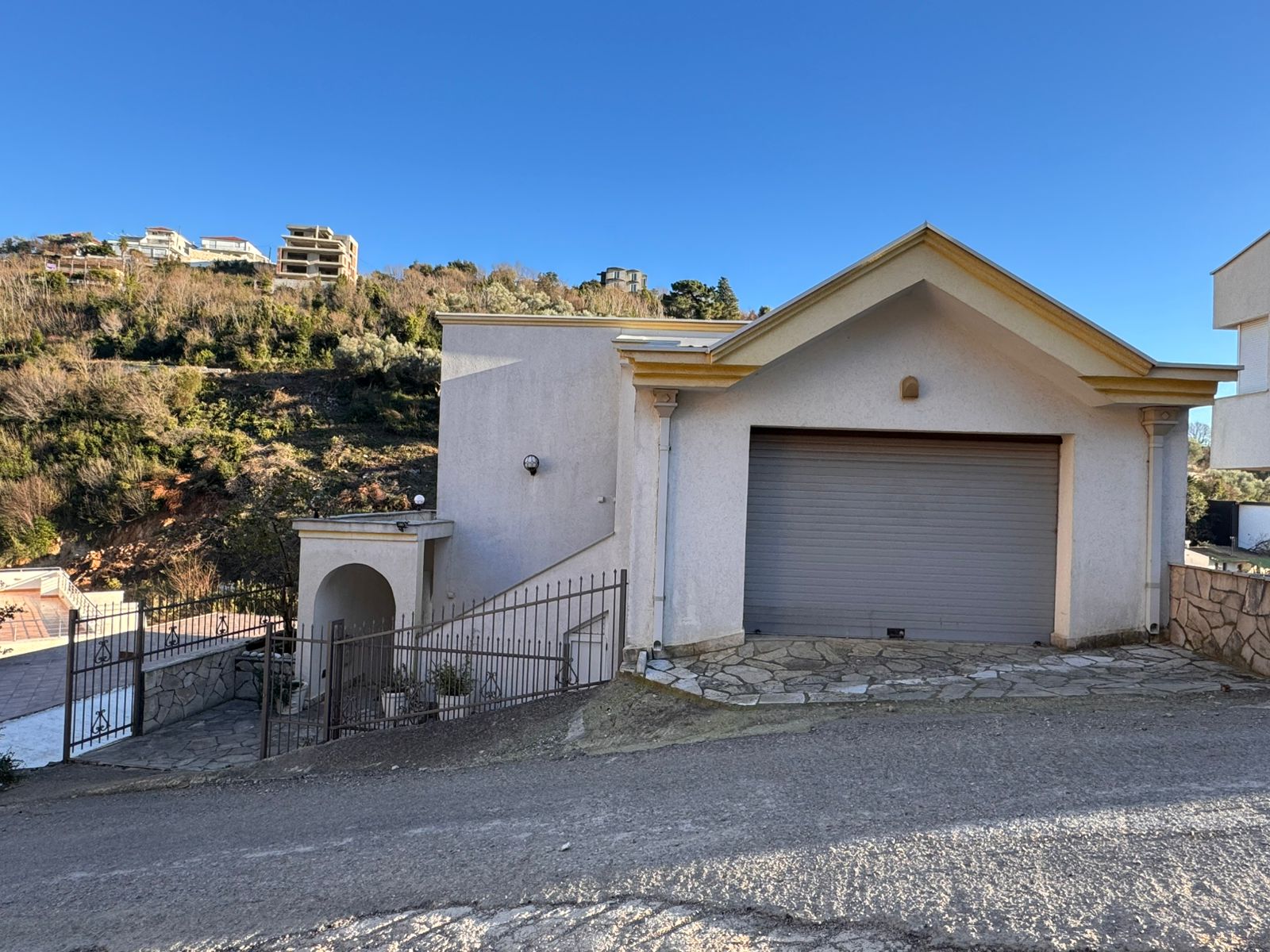 Charming single-story Ulcinj home with garage, gated entry, garden, scenic hill views&mdash;exclusive on immobilien.ekosphere.me by ekosphere doo.