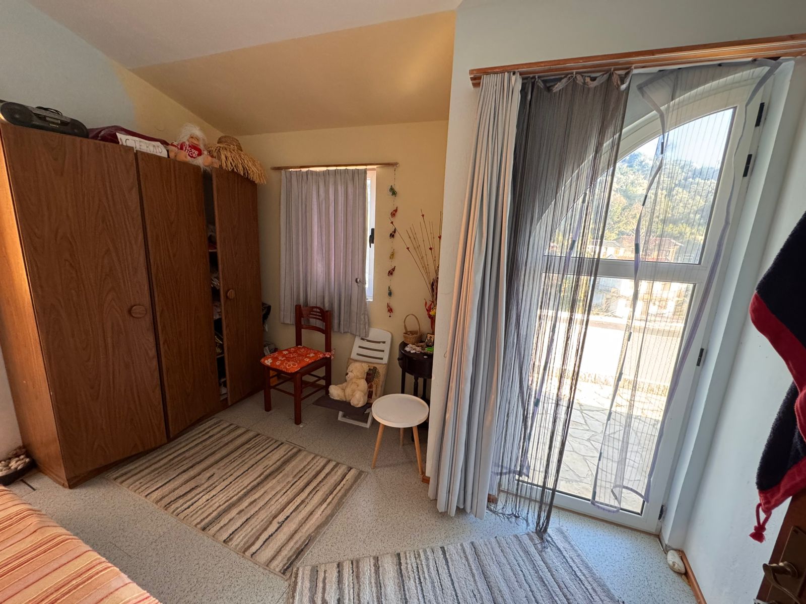 Bright Ulcinj bedroom with wardrobe, cozy balcony access, modern rugs; ideal Montenegro investment listed on immobilien.ekosphere.me.