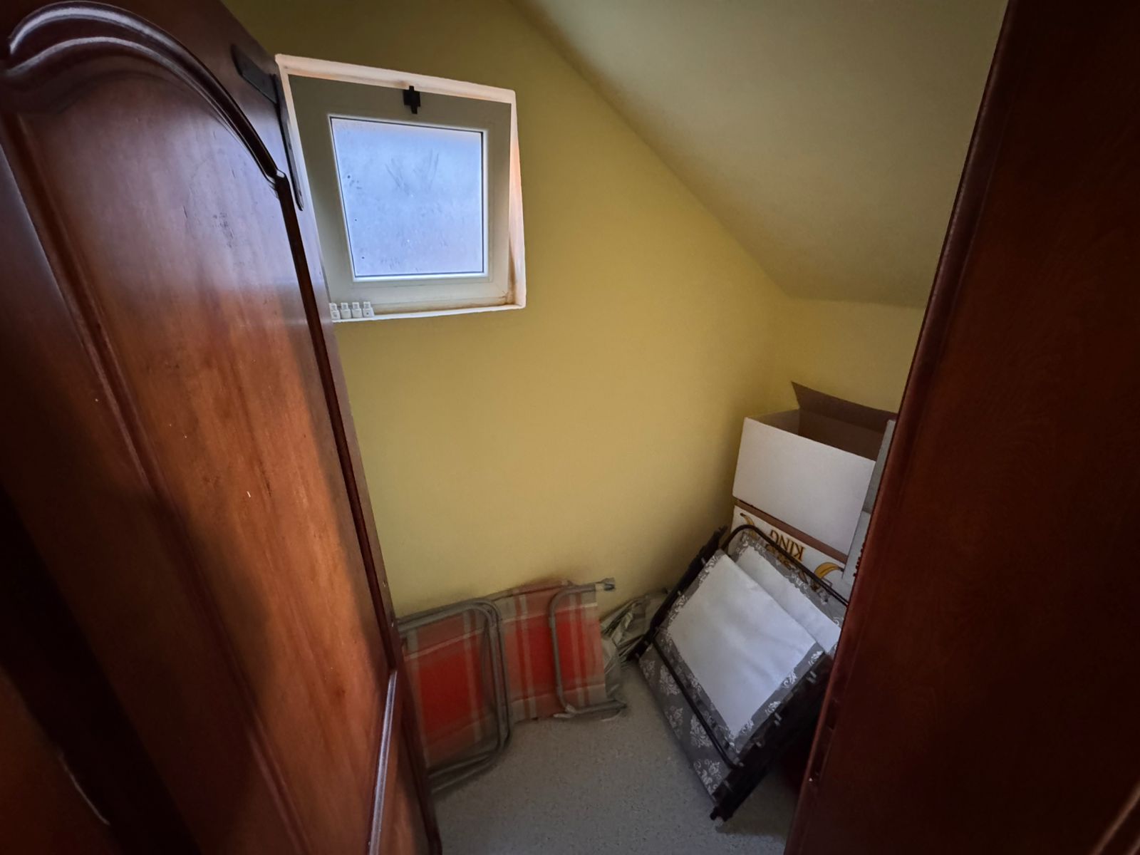 Bright, cozy room with yellow walls, open window, and ample storage potential&mdash;ideal Ulcinj investment via immobilien.ekosphere.me by ekosphere doo.