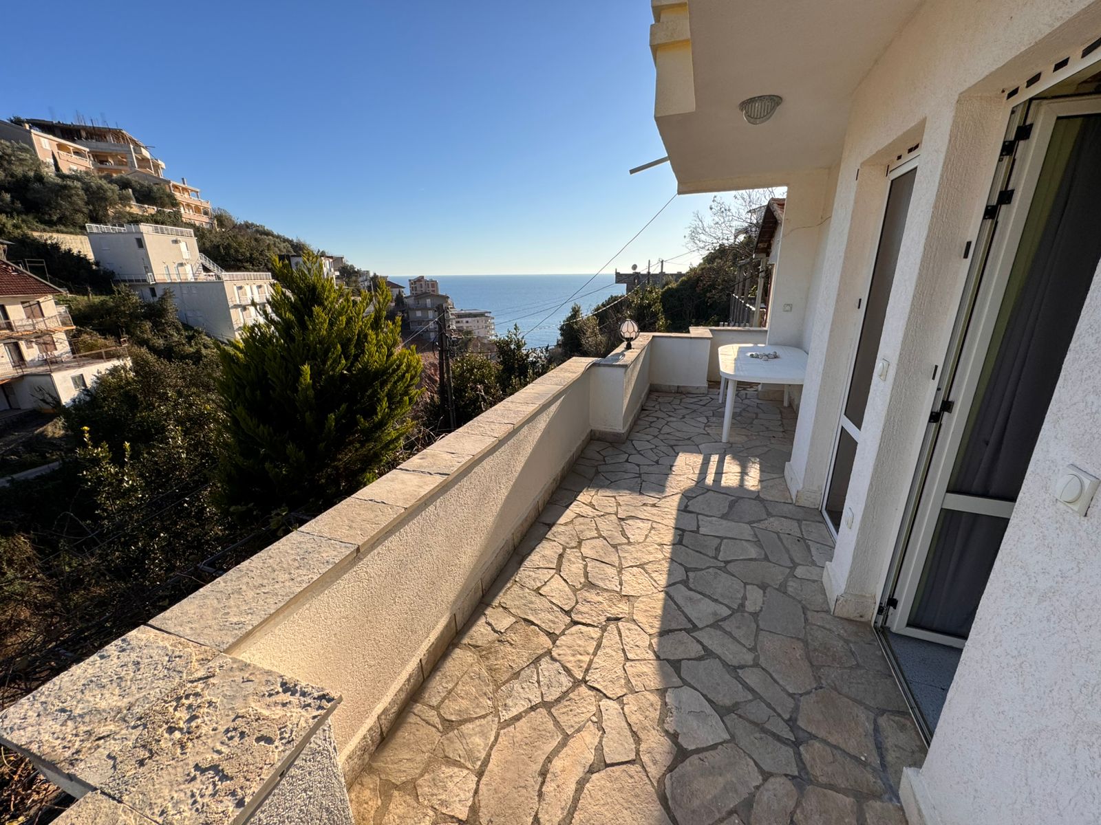 Experience Ulcinj luxury: stone-tiled balcony, panoramic sea views, lush hills, prime real estate by ekosphere doo via immobilien.ekosphere.me.