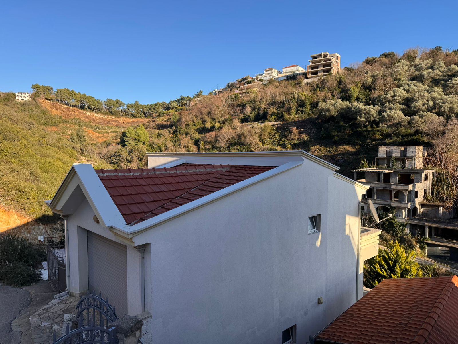 Charming white house with red-tiled roof in Ulcinj, overlooking lush hills&mdash; prime Montenegro property on immobilien.ekosphere.me by ekosphere doo.