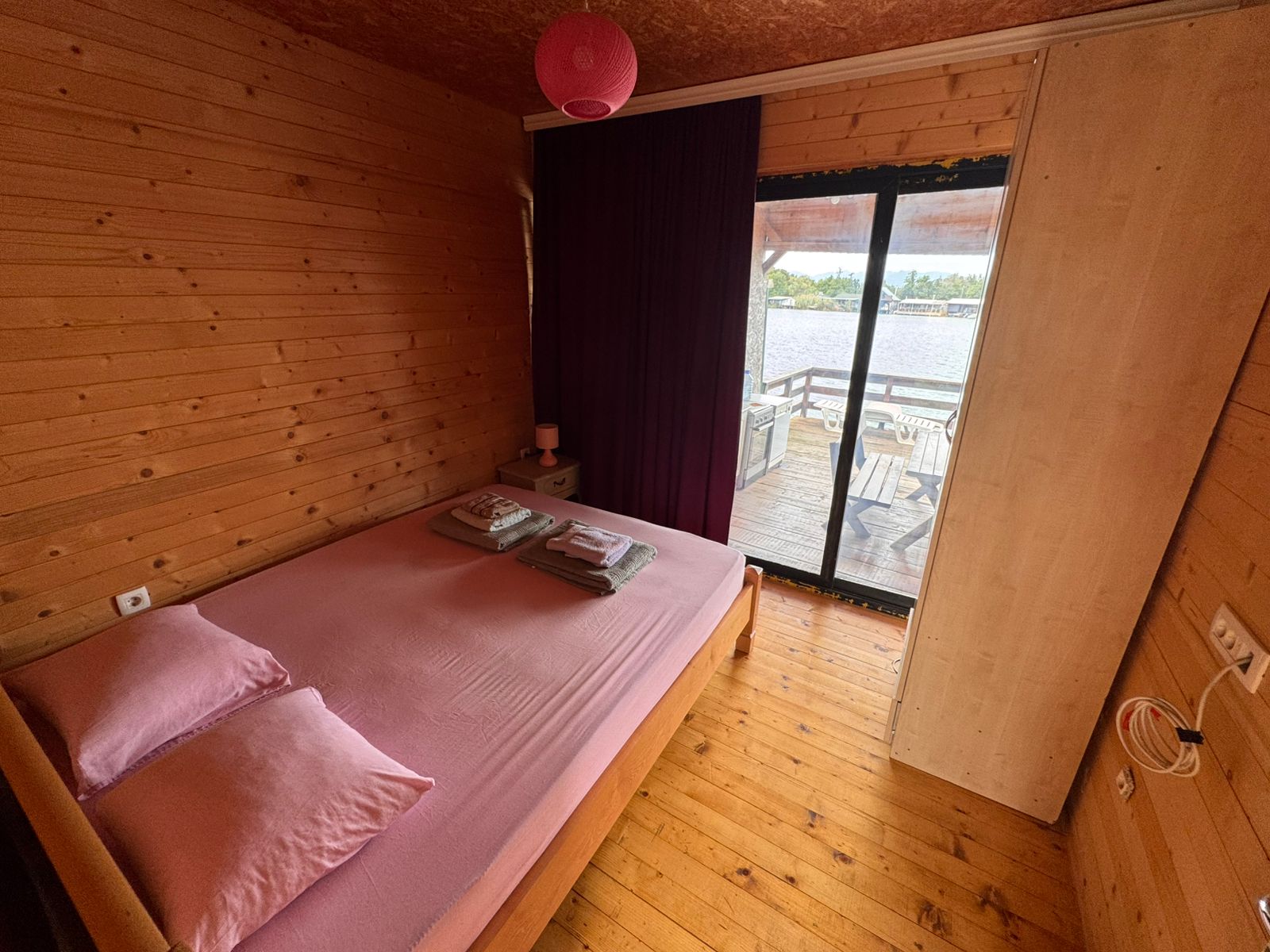 Charming Ulcinj bedroom with wood accents, balcony and sea view. Perfect investment via immobilien.ekosphere.me by ekosphere doo.