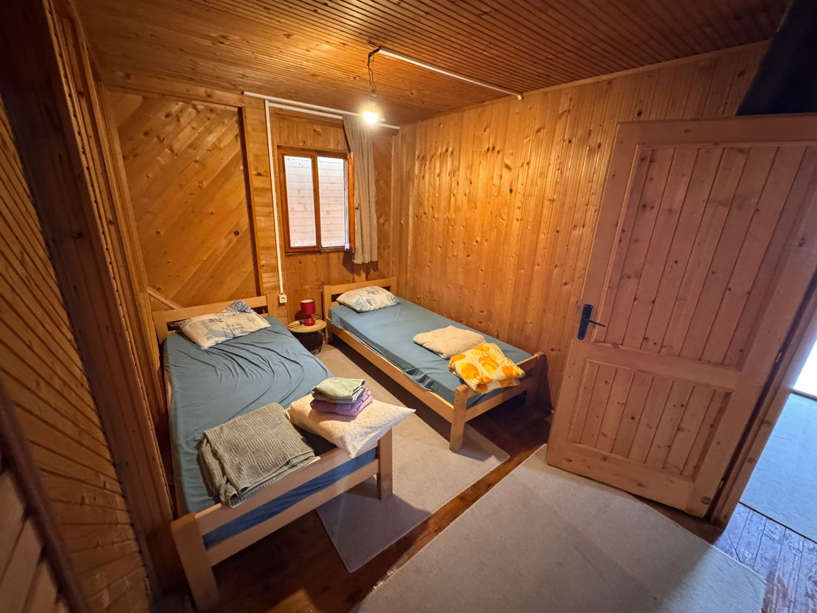 Bright, cozy twin room in Ulcinj&mdash;ideal rental investment. Modern wooden finishes, sunlight, quality bedding. immobilien.ekosphere.me by ekosphere doo.