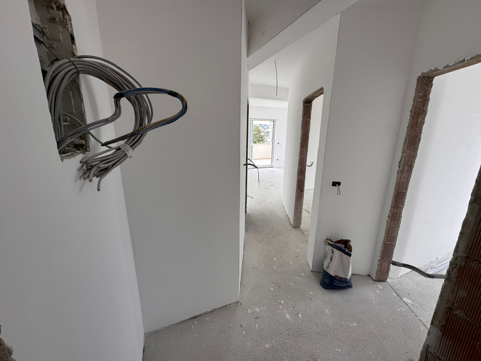 Bright hallway in a prime Ulcinj, Montenegro property; unfinished build&mdash;ideal real estate investment. On immobilien.ekosphere.me by ekosphere doo.