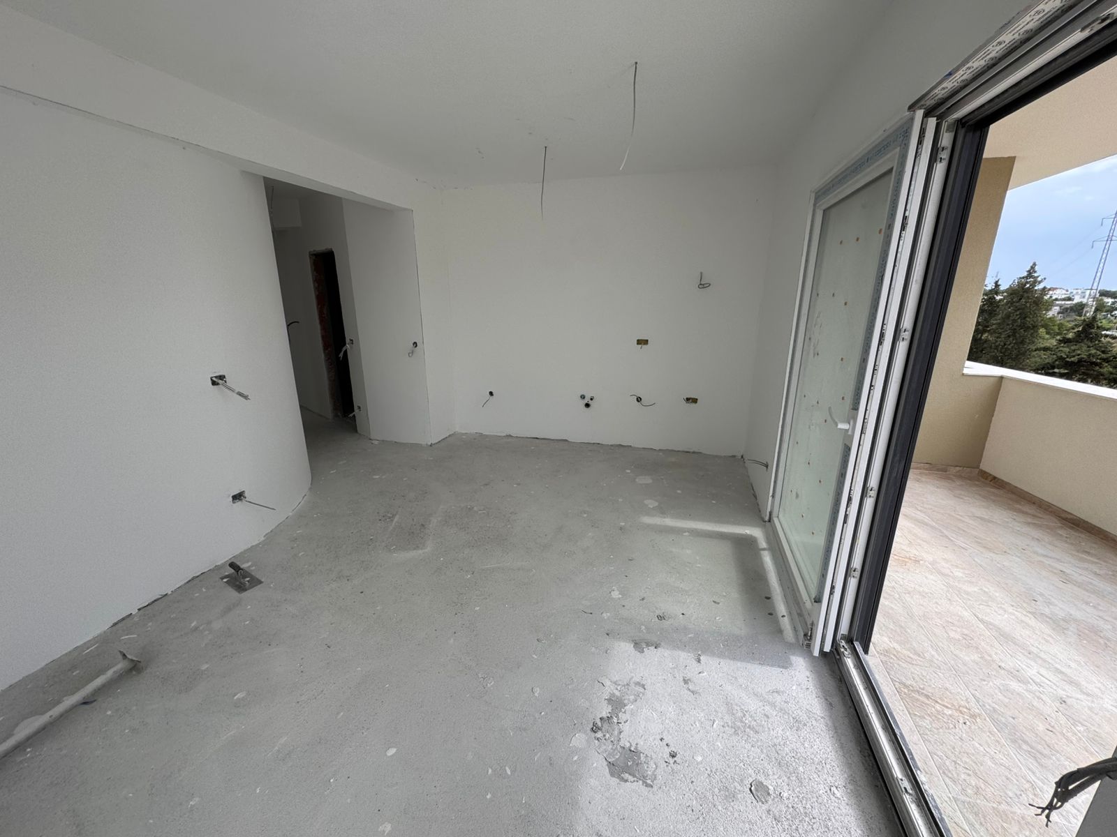 Prime investment opportunity in Ulcinj: unfinished room with balcony, stunning views, on immobilien.ekosphere.me by ekosphere doo.