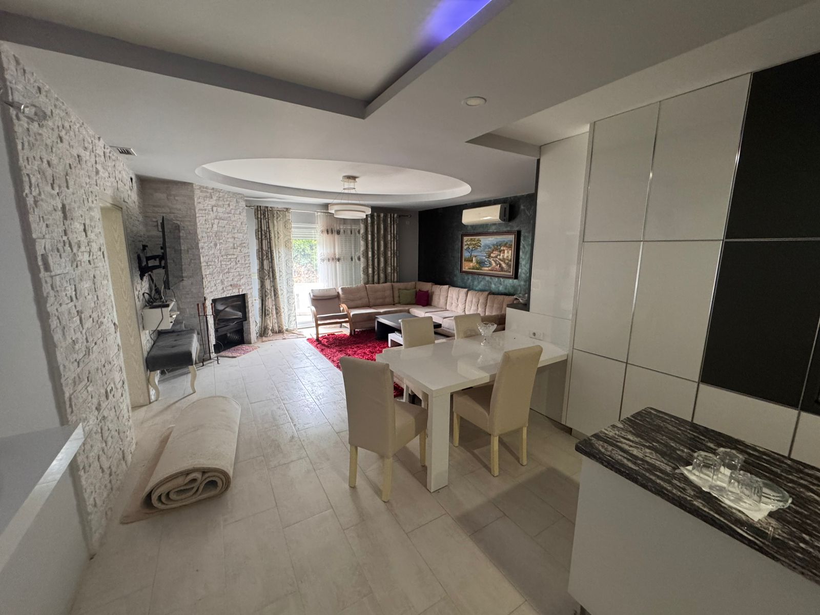 Bright, modern Ulcinj apartment: open-plan living/dining, stylish white tiles, large windows. Exclusive on immobilien.ekosphere.me by ekosphere doo.