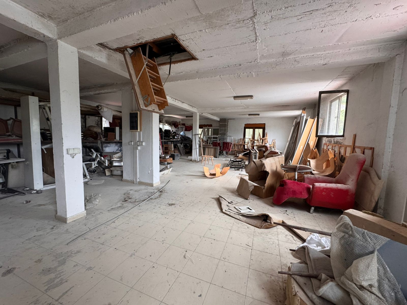 Investment opportunity in Ulcinj: spacious property with abundant natural light, ready for renovation. Listed by immobilien.ekosphere.me.