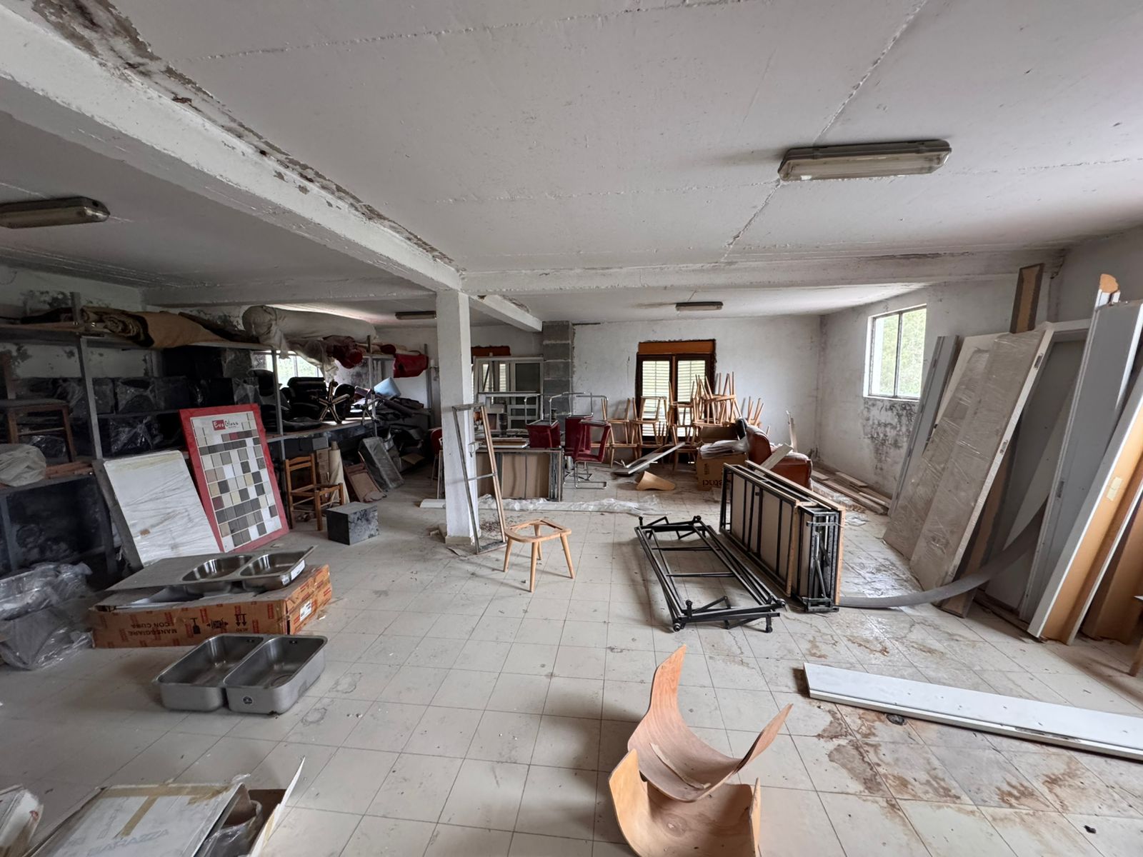 Spacious Ulcinj property with renovation potential, natural light, tiled floors. Ideal investment via immobilien.ekosphere.me by ekosphere doo.