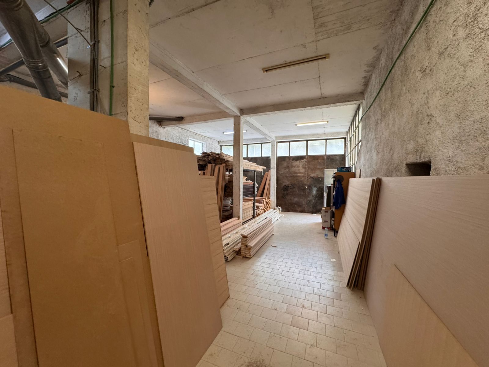 Spacious Ulcinj workshop for sale: bright, tiled interior with concrete finishes&mdash;ideal property investment at immobilien.ekosphere.me by ekosphere doo.