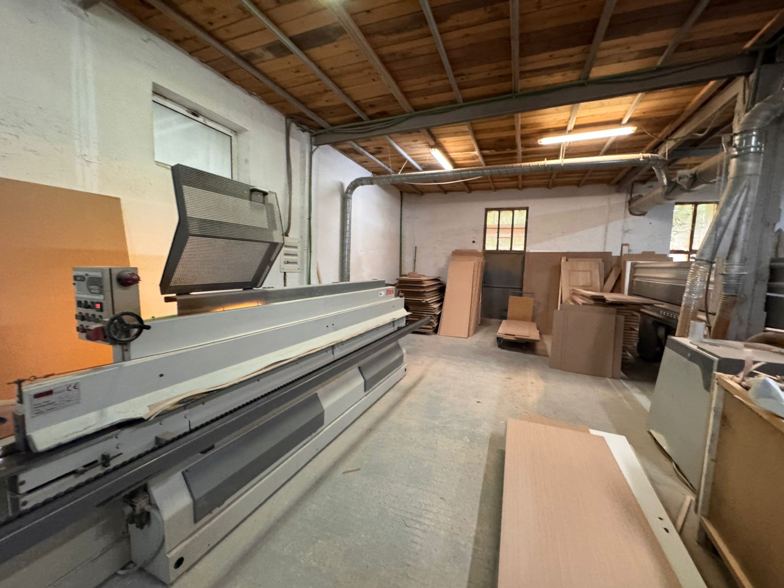 Spacious Ulcinj workshop for sale: prime investment with industrial equipment, ample storage, and wooden ceiling. immobilien.ekosphere.me by ekosphere doo.