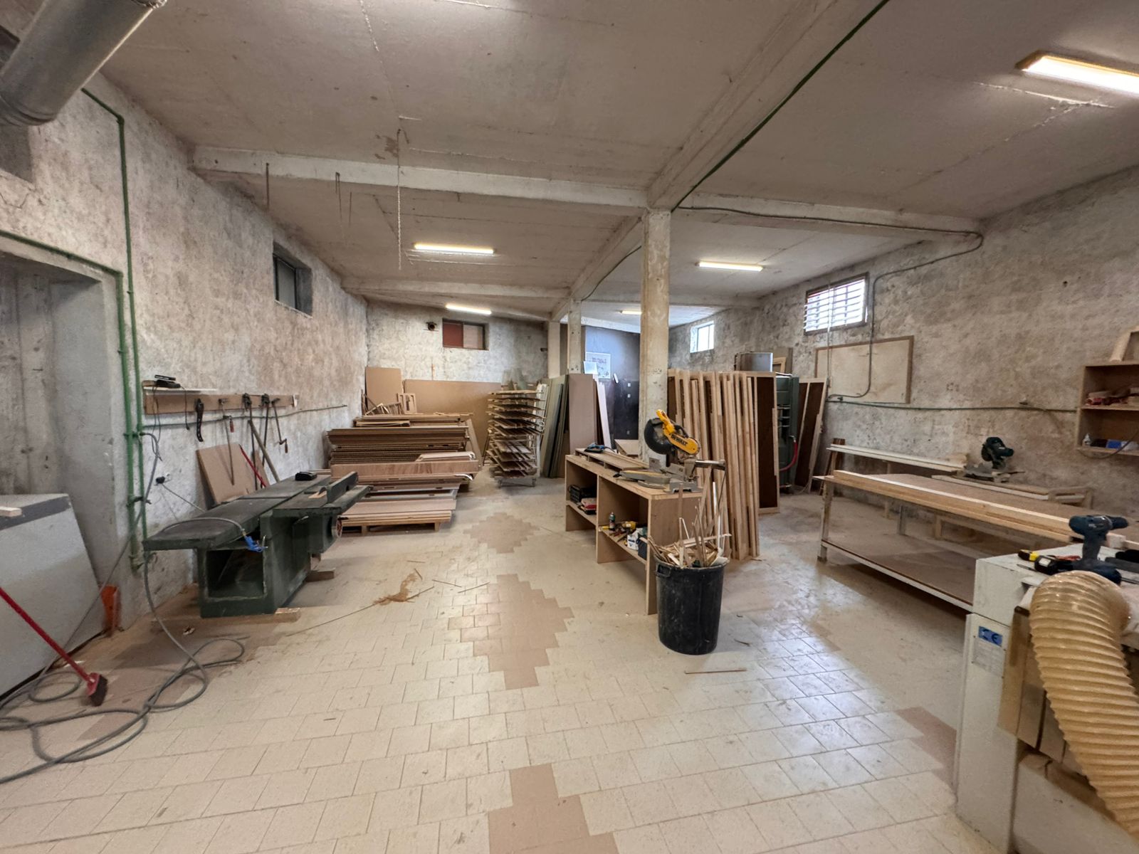 Premium Ulcinj commercial space: bright, tiled workshop with quality fittings&mdash;ideal Montenegro investment via immobilien.ekosphere.me/Ekosphere.