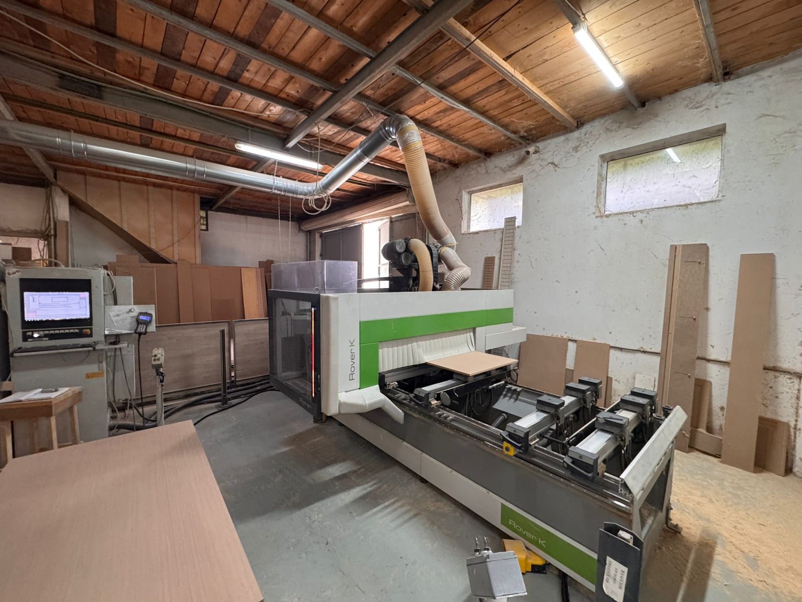 Modern workshop in Ulcinj, Montenegro with CNC wood cutting machine, exposed beams&mdash;ideal for property or investment. Listed on immobilien.ekosphere.me by ekosphere doo.