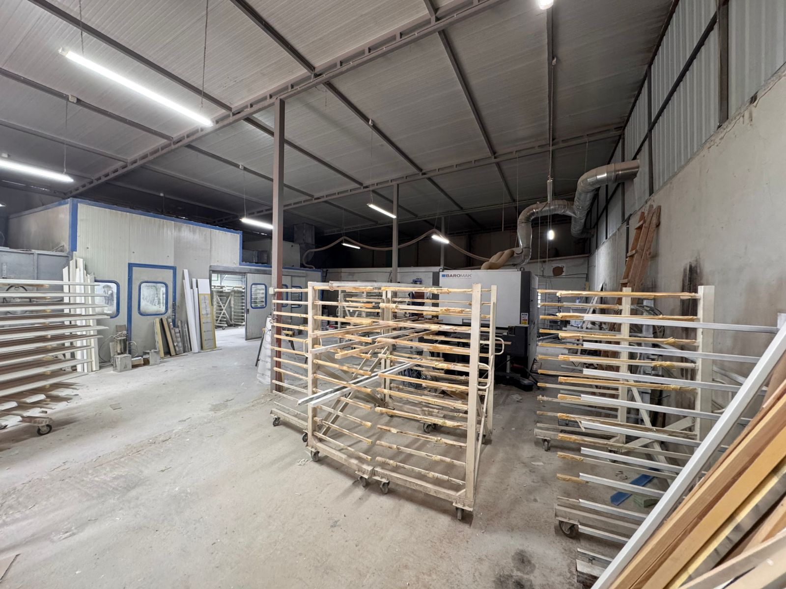 Spacious industrial workshop in Ulcinj with high ceilings, metal racks, and premium workstations&mdash;exclusive on immobilien.ekosphere.me by ekosphere doo.