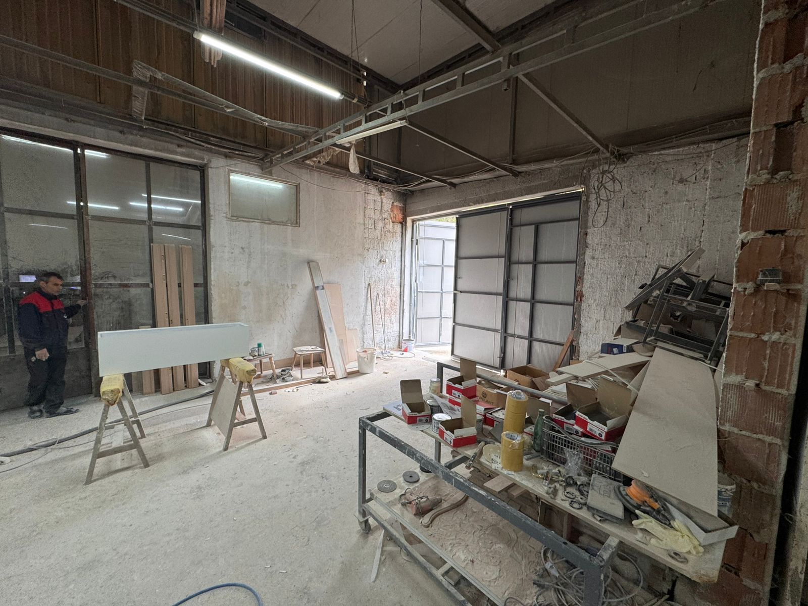 Spacious Ulcinj workshop with high ceilings, natural light, prime investment potential. Exclusive at immobilien.ekosphere.me by ekosphere doo.