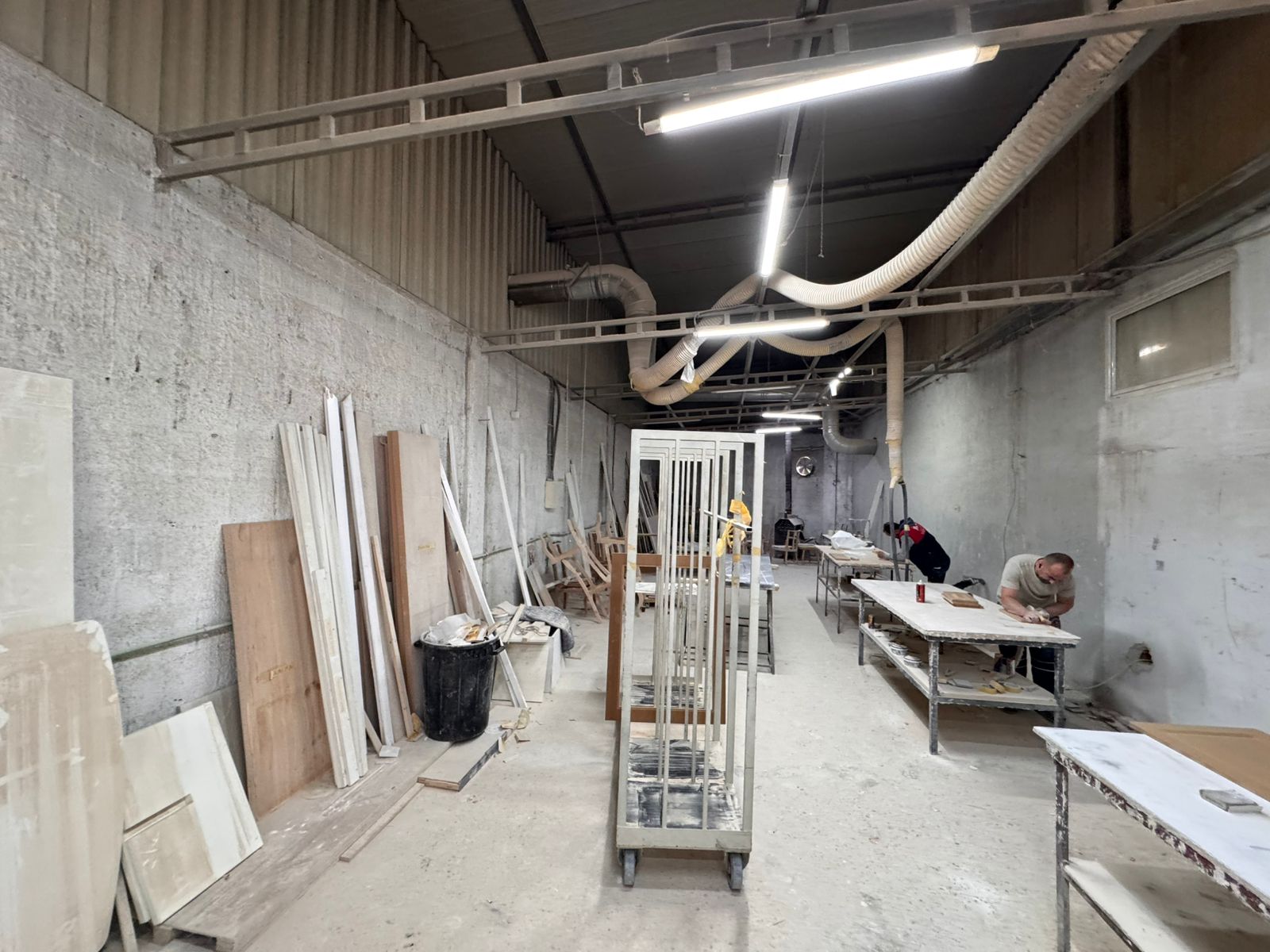 Spacious Ulcinj workshop with durable concrete structure, ample lighting, workstations&mdash;prime investment listed by immobilien.ekosphere.me.