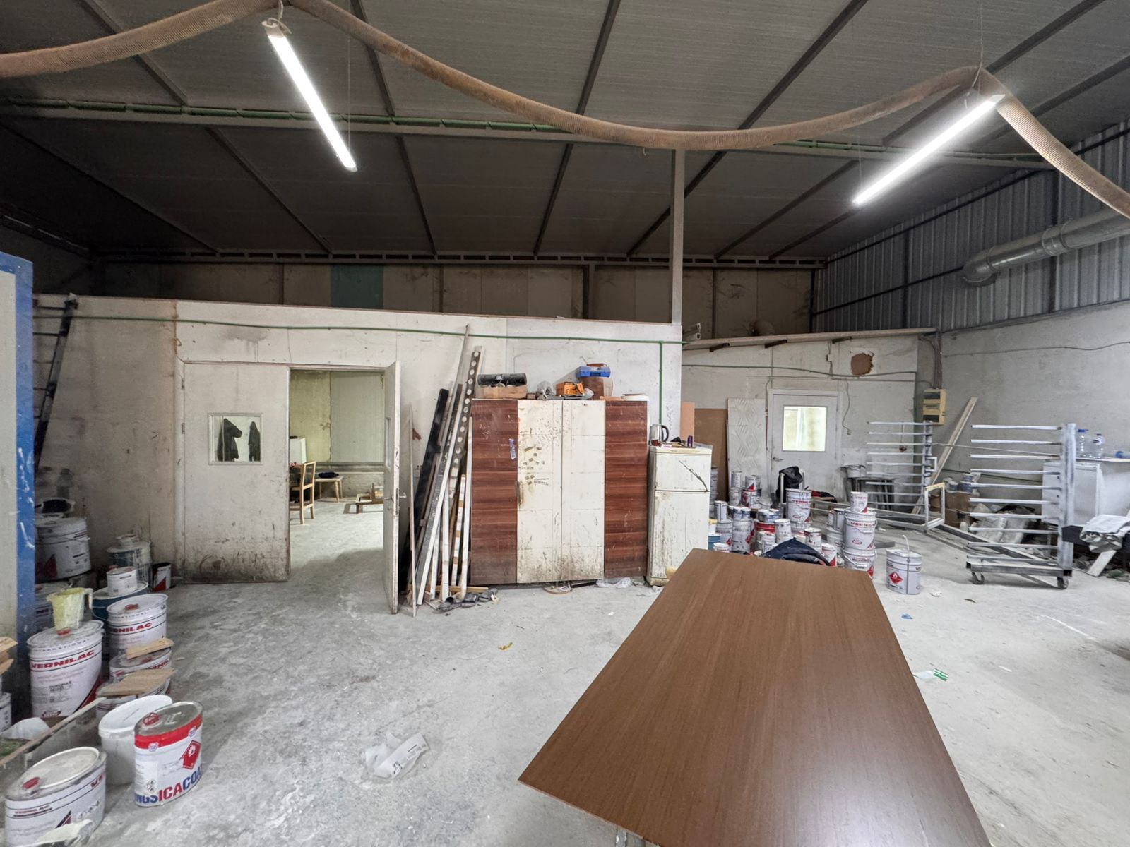 Spacious Ulcinj workshop with high ceilings, storage, and natural light&mdash;prime real estate investment by ekosphere doo at immobilien.ekosphere.me.