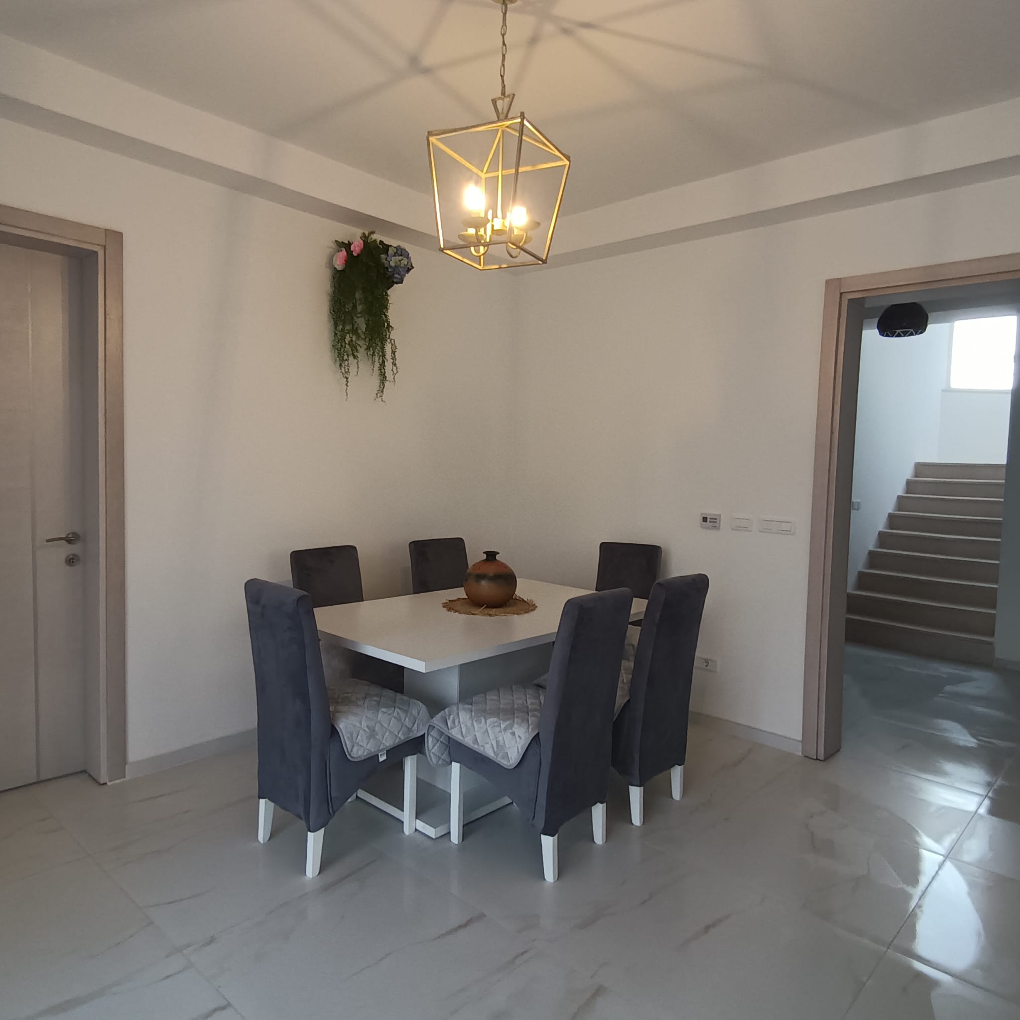 Elegant modern dining area in Ulcinj with luxury finishes&mdash;ideal property investment on immobilien.ekosphere.me by ekosphere doo.