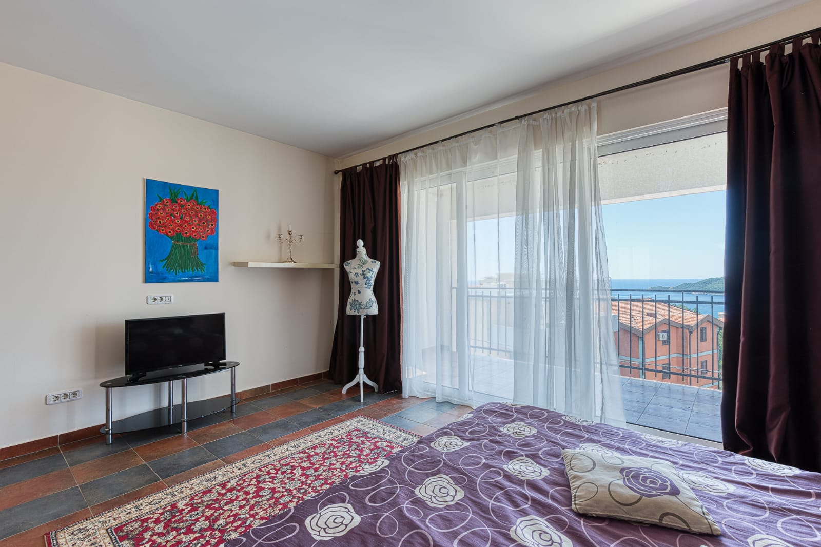 Stunning Ulcinj bedroom with sea-view balcony, modern decor, tiled floors. Exclusive investment at immobilien.ekosphere.me by ekosphere doo.