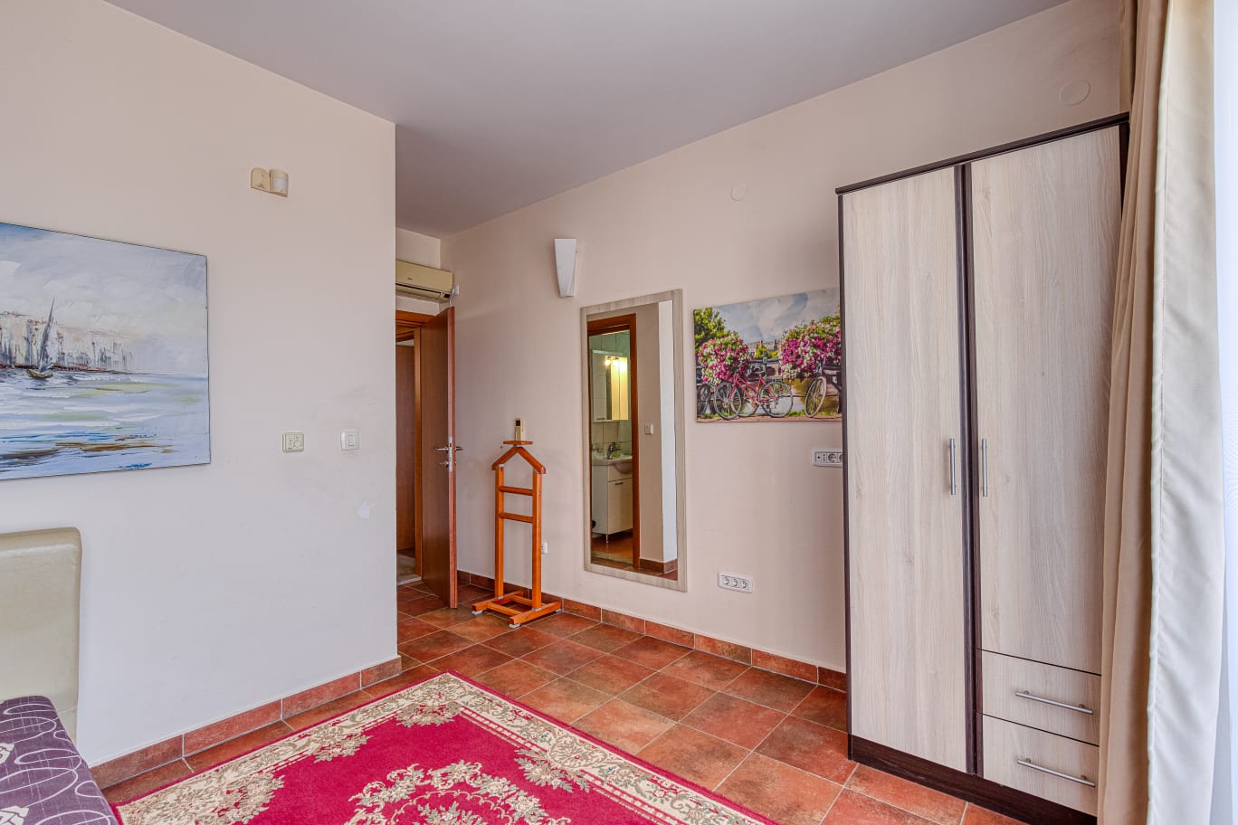 Elegant Ulcinj property: bright room with quality wardrobe, mirror, bath access, stylish tiles&mdash;exclusive on immobilien.ekosphere.me by ekosphere doo.