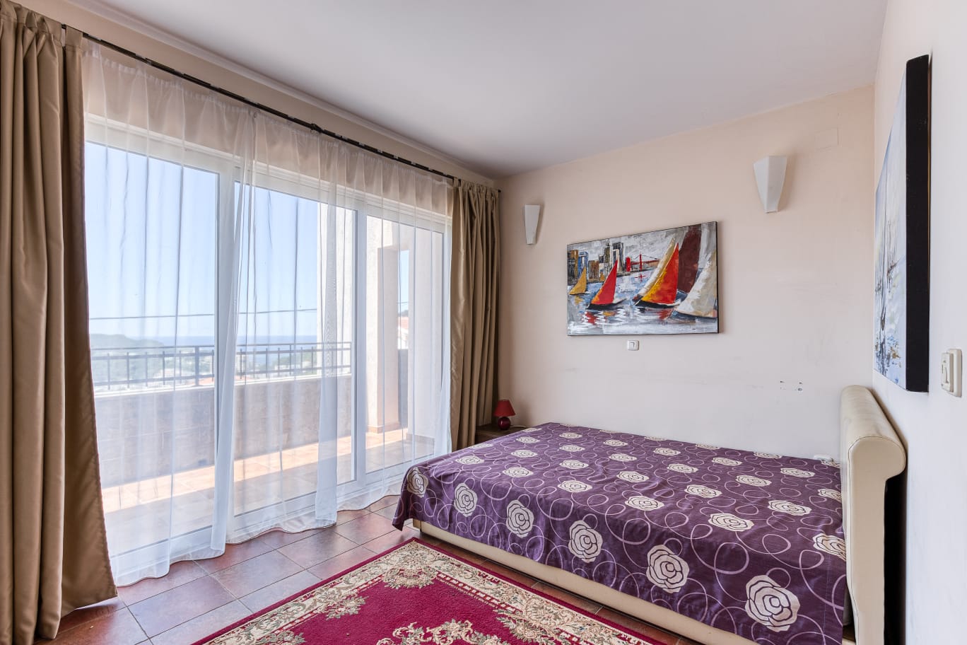 Spacious Ulcinj bedroom with natural light, balcony access, stylish d&eacute;cor. Invest in Montenegro real estate at immobilien.ekosphere.me.