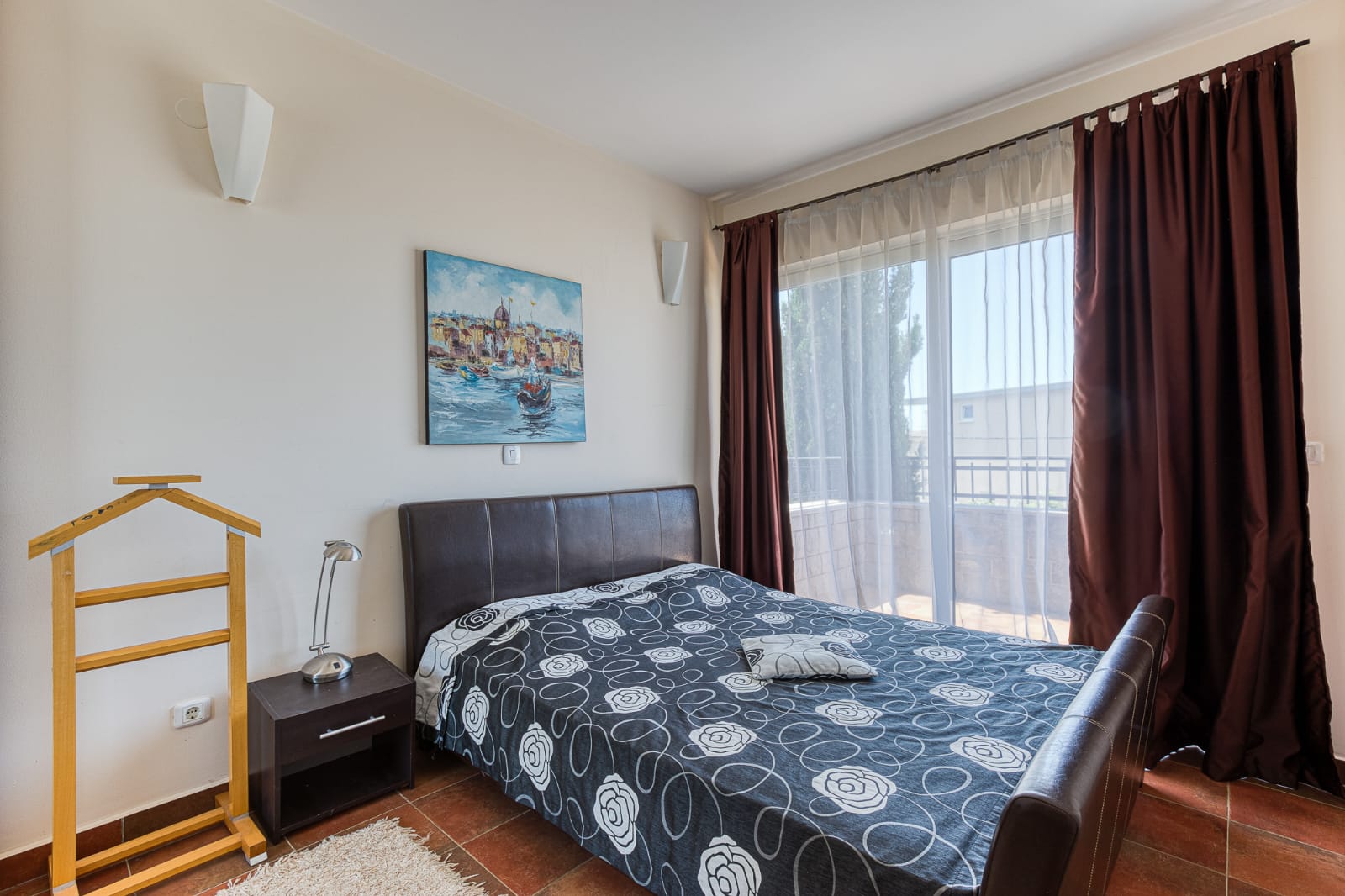 Elegant Ulcinj bedroom with balcony access, stylish finishes&mdash;ideal Montenegro investment. Exclusive at immobilien.ekosphere.me (ekosphere doo).