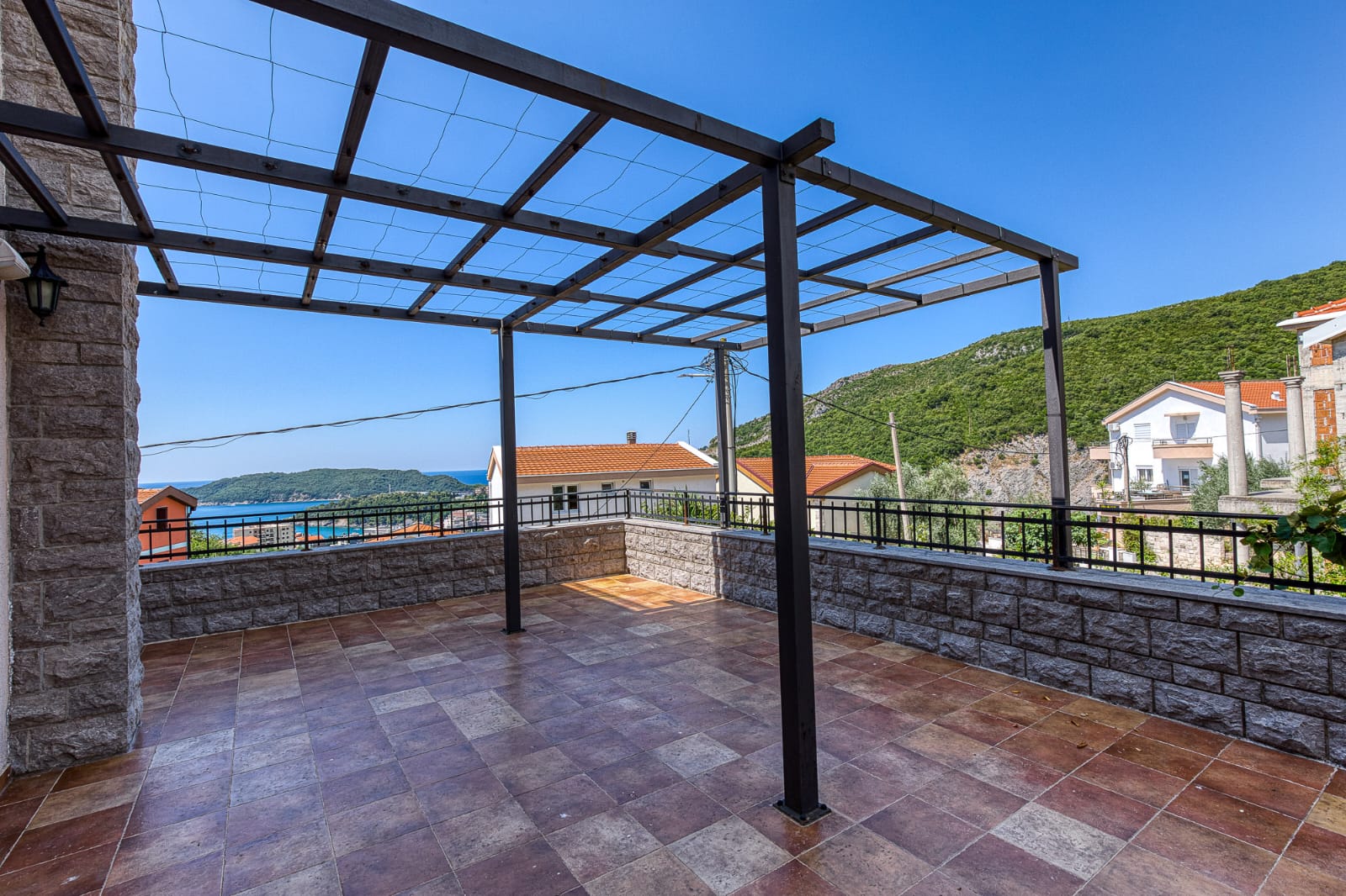 Experience luxury living on this expansive tiled terrace, boasting sea and green hill views in Ulcinj. Exclusive at immobilien.ekosphere.me by ekosphere doo.