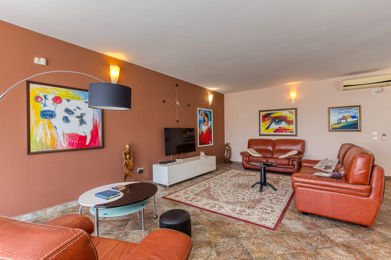 Elegant Ulcinj apartment: tiled flooring, brown leather sofas, modern d&eacute;cor. Exclusive Montenegro listing by ekosphere doo.