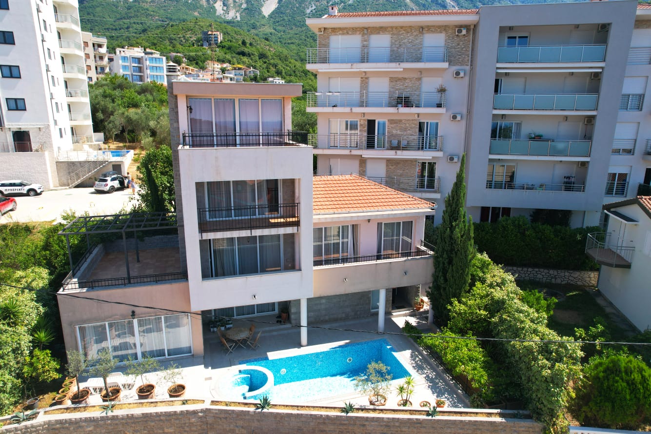 Stunning modern two-story home in Ulcinj, Montenegro with pool, stone patio, mountain views&mdash;exclusive on immobilien.ekosphere.me by ekosphere doo.