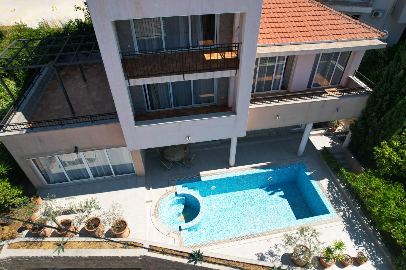 Stunning modern home in Ulcinj, Montenegro: tiled roof, large windows, balcony, pool & patio. Exclusive on immobilien.ekosphere.me by ekosphere doo.