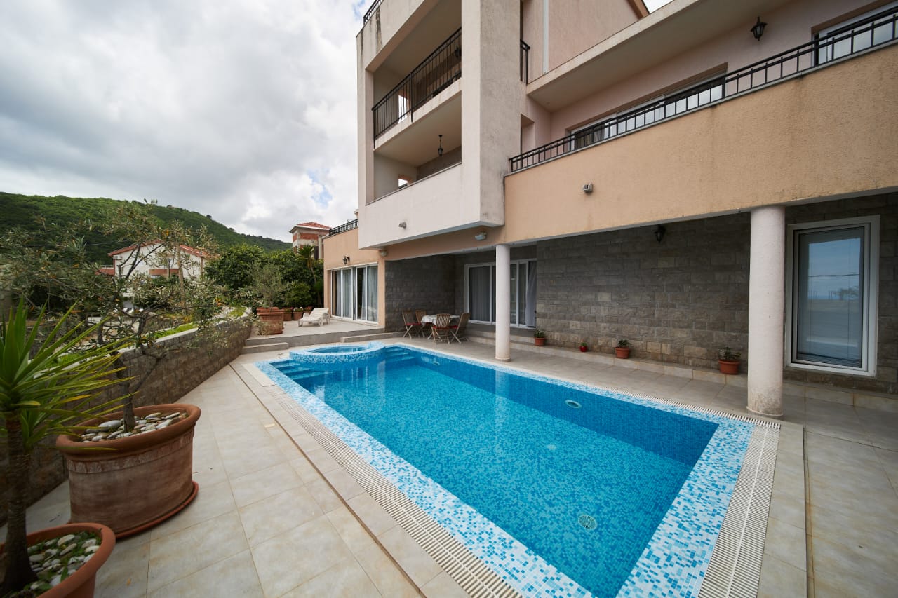 Luxury residential property in Ulcinj with pool, balconies, potted plants, and hill views&mdash;exclusive at immobilien.ekosphere.me by ekosphere doo.
