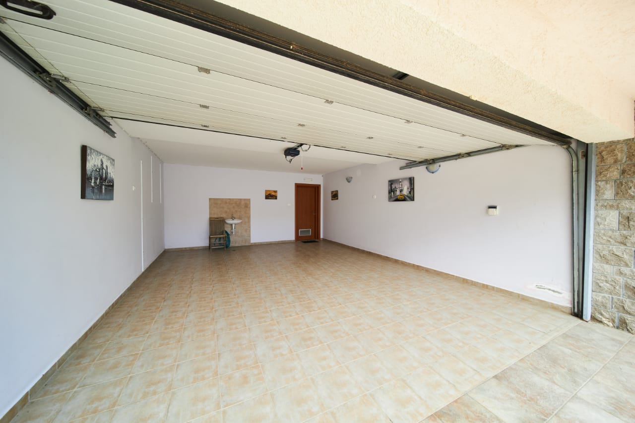 Spacious tiled garage in Ulcinj, Montenegro, ideal for secure parking or storage. Exclusive property at immobilien.ekosphere.me.