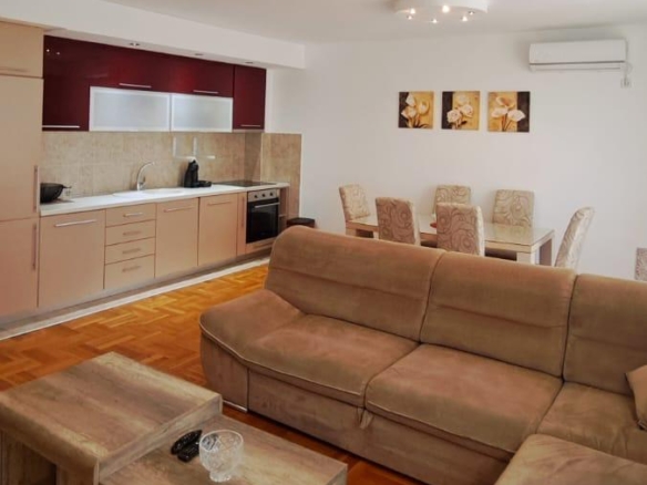 Stunning Ulcinj apartment: open-plan living, modern kitchen, AC, stylish dining—prime Montenegro property. On immobilien.ekosphere.me by ekosphere doo.