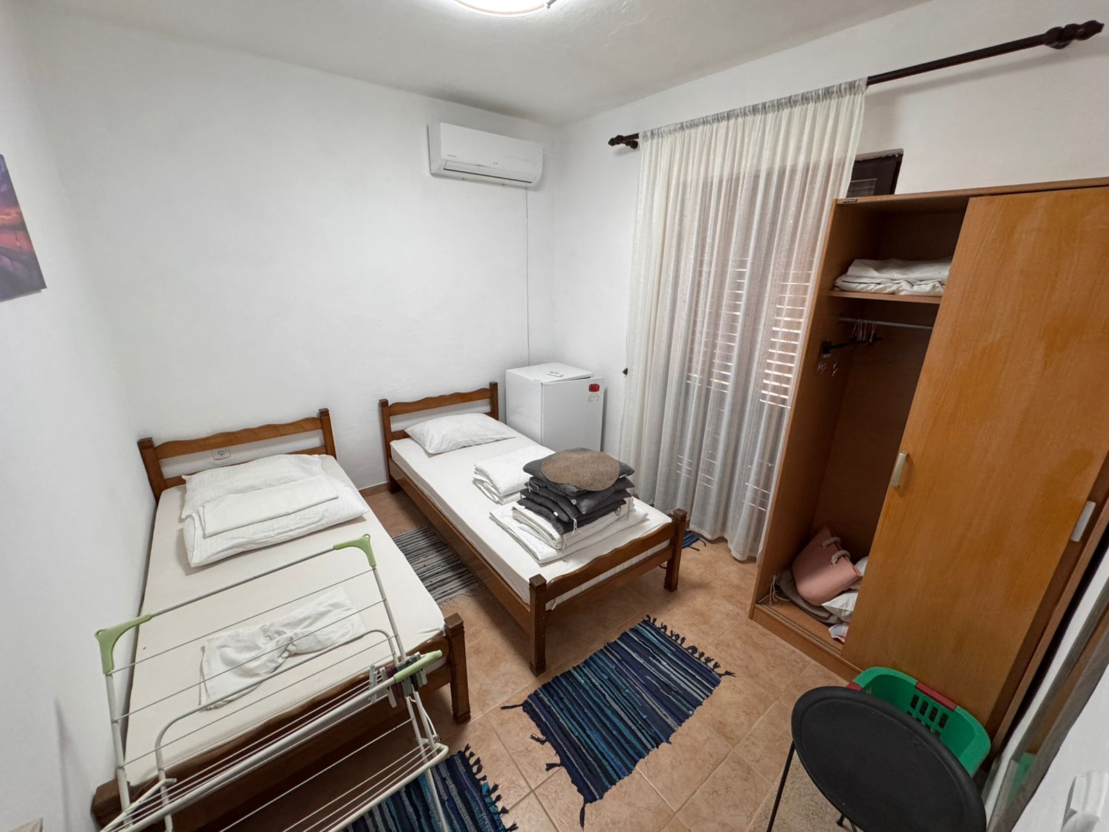 Bright Ulcinj bedroom with twin beds, wardrobe, AC, fridge, ideal investment. Listed on immobilien.ekosphere.me by ekosphere doo.