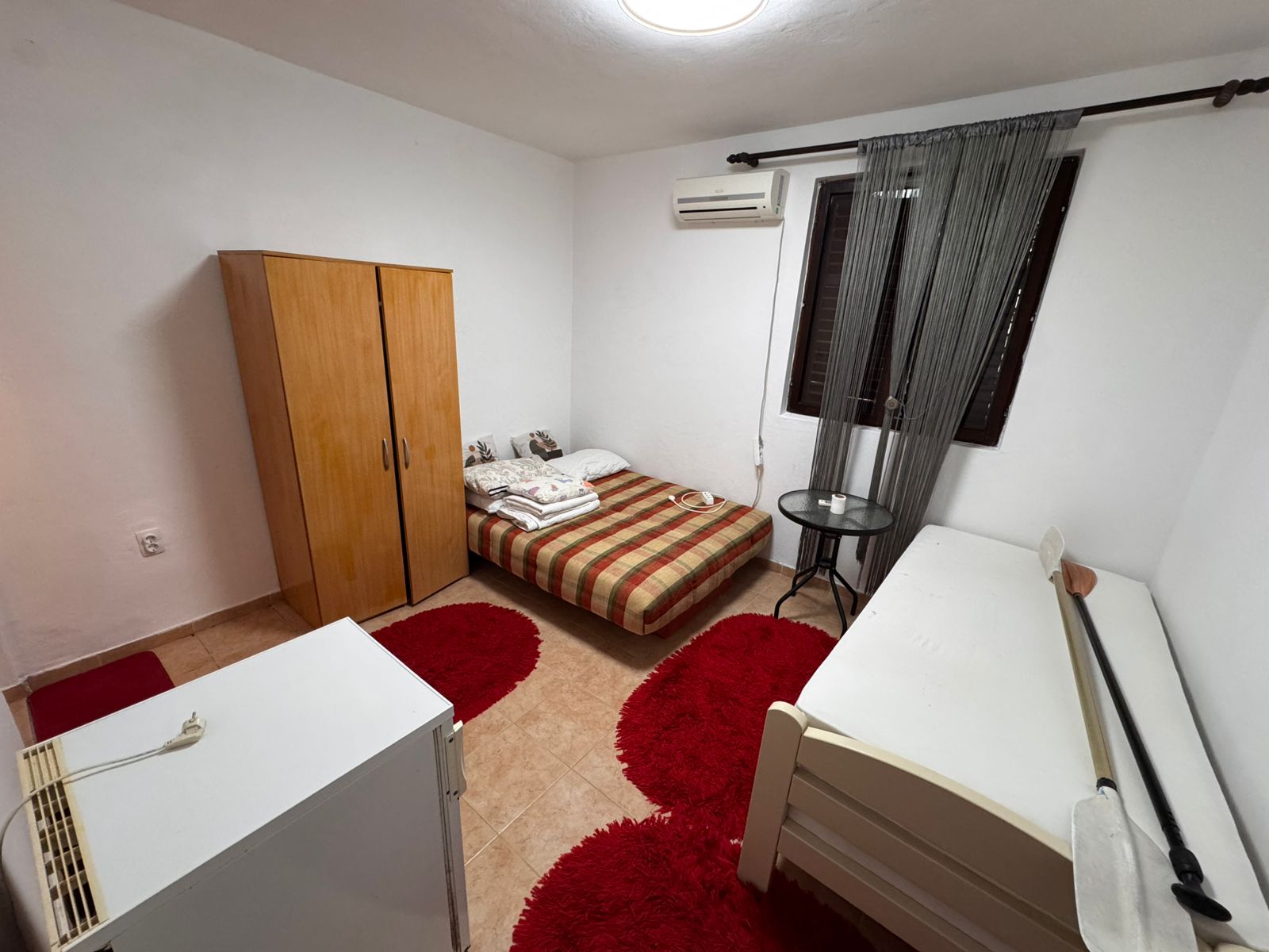 Charming Ulcinj bedroom with AC, daybed, glass table, wardrobe&mdash;ideal investment! Exclusive on immobilien.ekosphere.me by ekosphere doo.